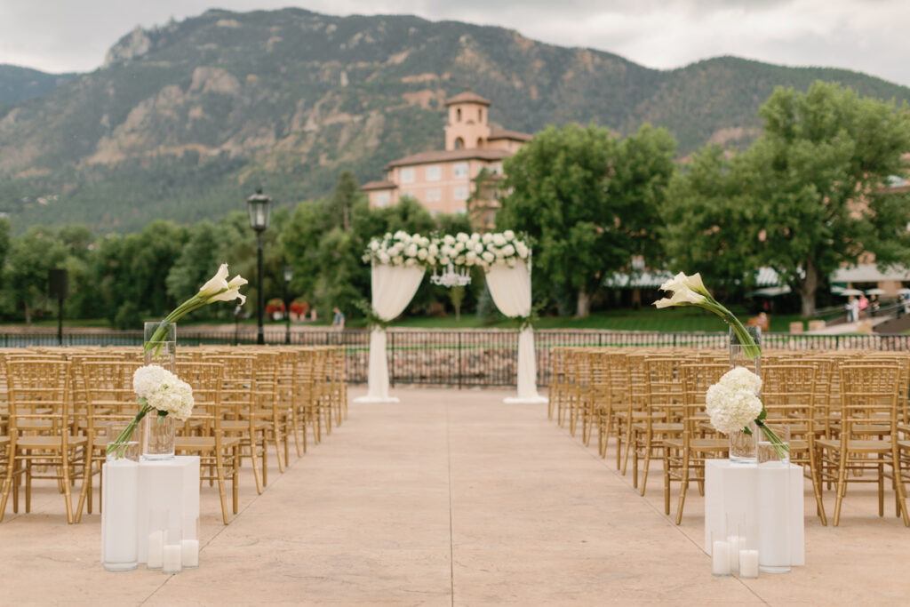 broadmoor wedding hotel outdoor ceremony loation